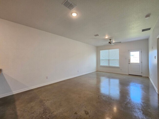 Building Photo - 604 Pacific Crest Trl