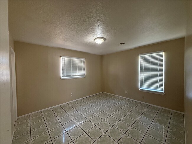 Building Photo - 6910 Pella Dr