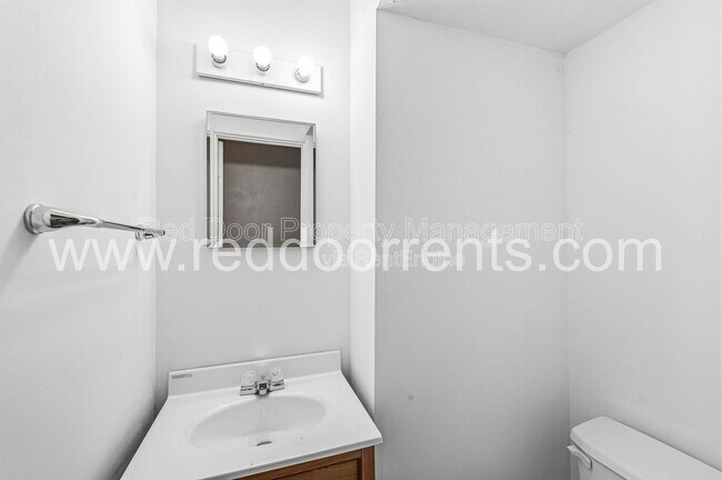 Building Photo - 3729 Kinnear Ave