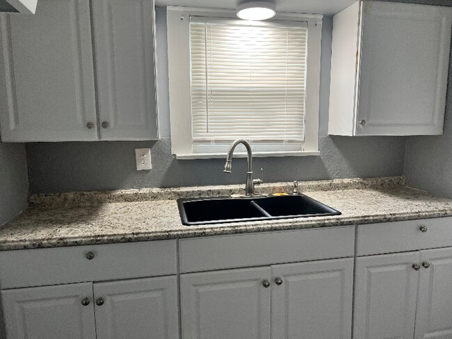 Building Photo - 104 Charles Ave