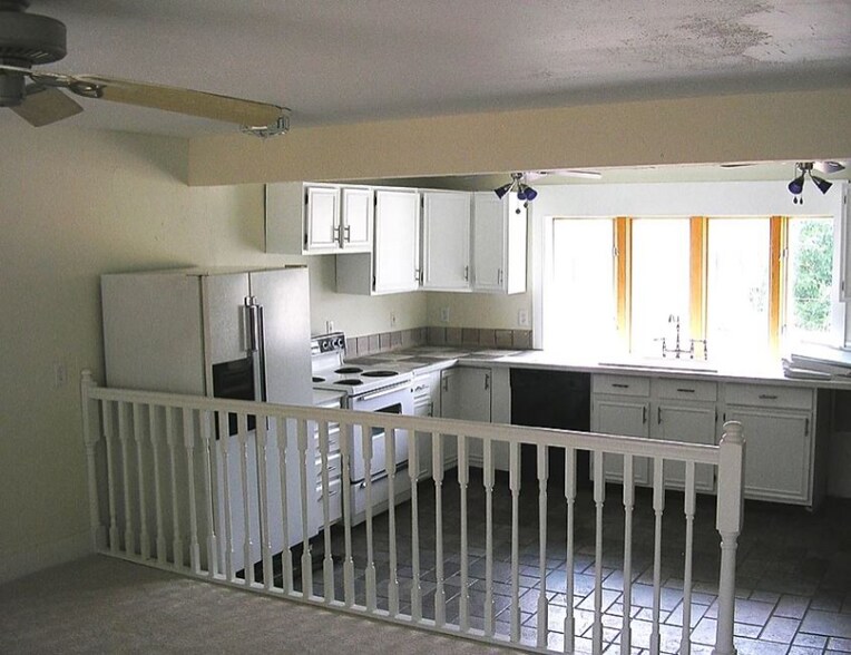 Building Photo - 536 W 5th St