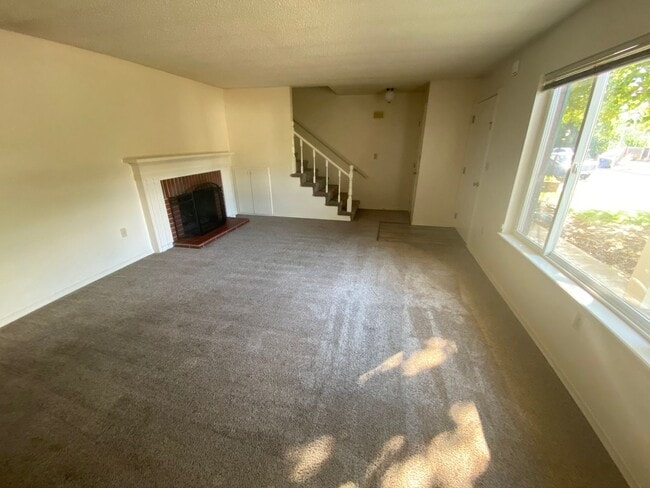Building Photo - Spacious 3 Bedroom 1.5 Bath Duplex