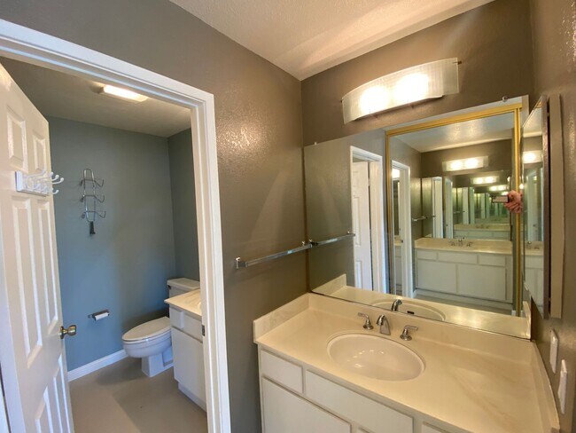 Building Photo - Amazing Cleveland Heights, 1 Block East of Lake Merritt with views of the lake