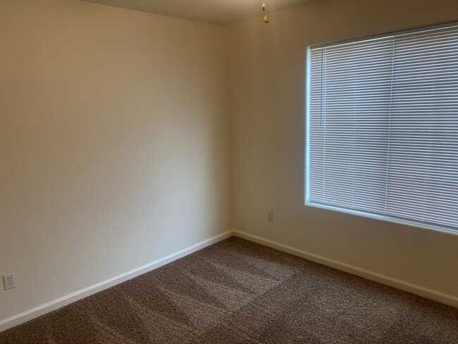 Building Photo - 4 bedroom 2 bathroom house in SE Visalia!