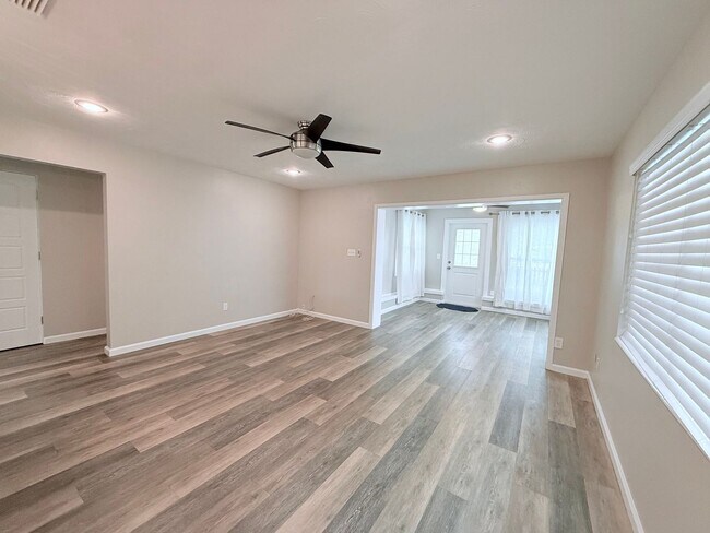 Building Photo - 2716 Blossom Dr