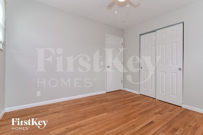 Building Photo - 370 Falcon Dr