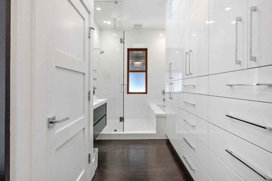 Building Photo - 716 Manhattan Ave