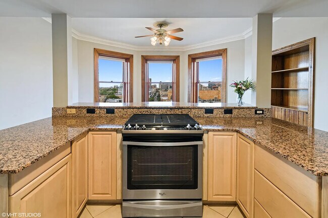 Building Photo - 559 W Surf St