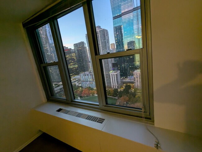 Building Photo - 400 E Randolph St