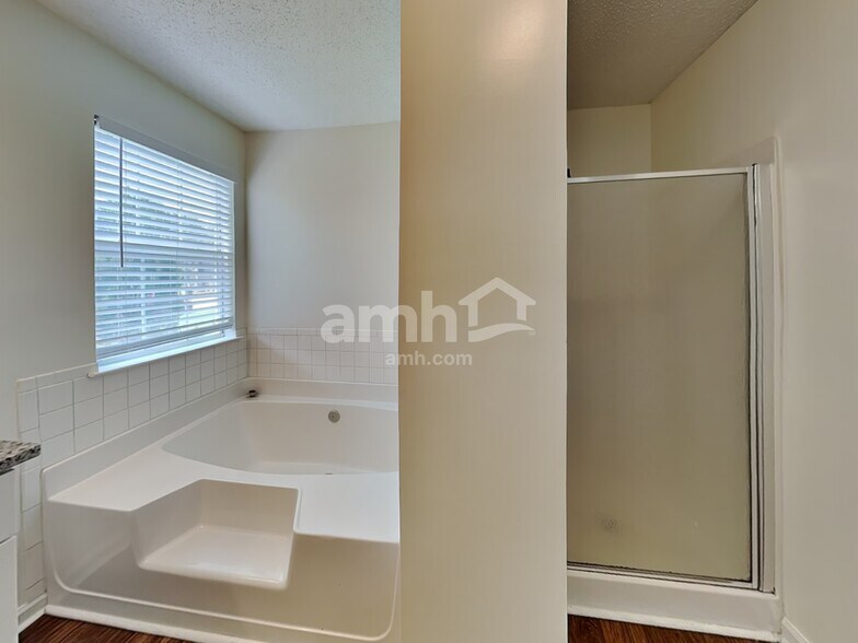 Building Photo - 375 Ermines Way