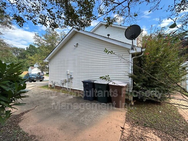 Building Photo - 600 Summerwalk Rd