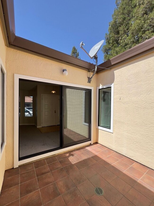Building Photo - 64 Fountain Grove Cir