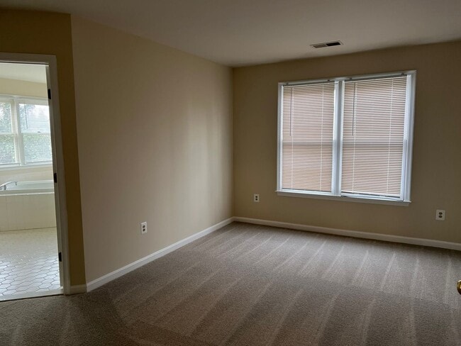 Building Photo - Spacious and Gracious, Close to EVERYTHING!