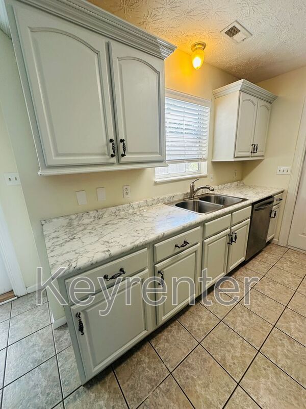Building Photo - 2207 Crestpark Rd