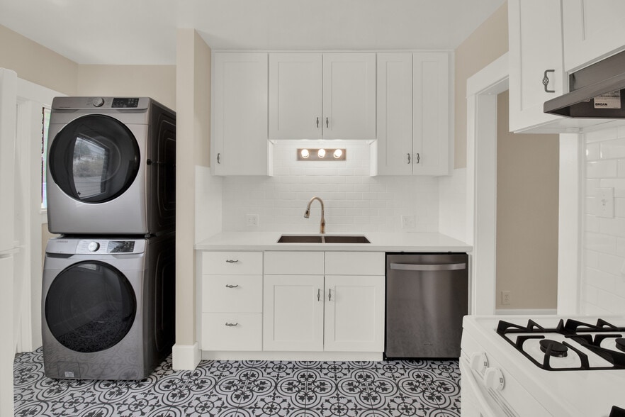 KITCHEN-LAUNDRY - 1084 Sinaloa Ave