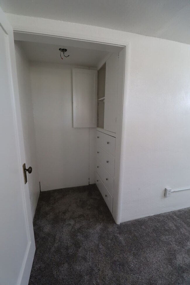Building Photo - Reduced price