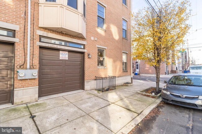 Building Photo - Three Bedroom Graduate Hospital Apartment