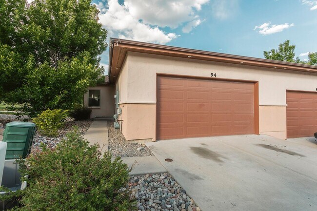 Building Photo - 94 Castle Ridge Dr