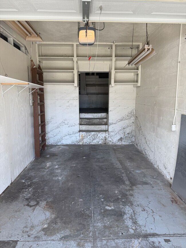 Building Photo - Beautiful 2 bedroom 1 bathroom upstairs ap...