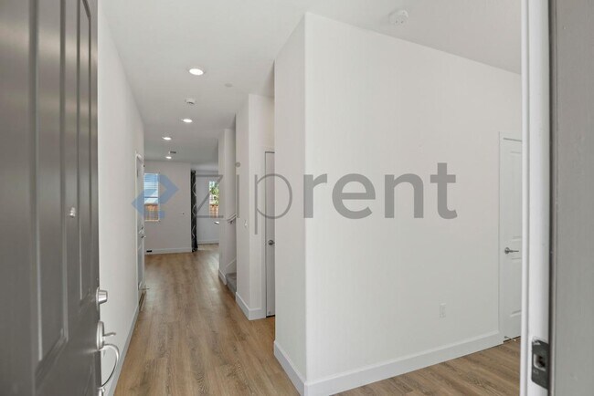 Building Photo - 109 Tranquil Ln