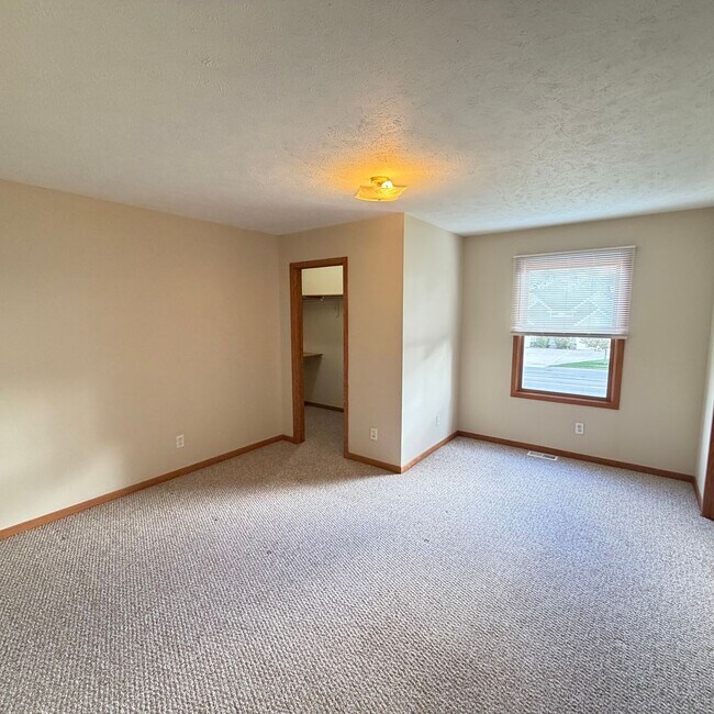 Building Photo - Large 3 bedroom duplex - move in ready!