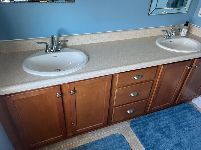 Building Photo - Great family home next door to Edwards Elementary in west Ames-4 bedroom 3 1/2 baths, 2 car garag...