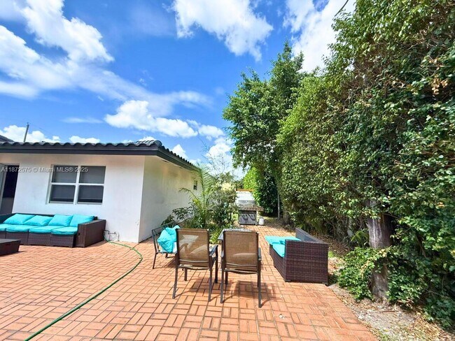 Building Photo - 201 Calle Grande Dr