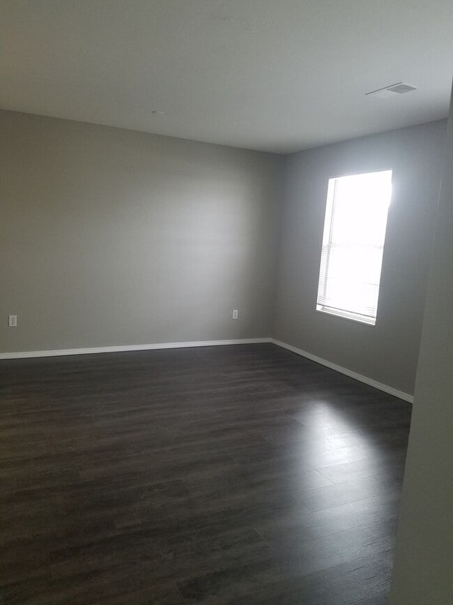 Building Photo - Beautiful Two Bedroom 2 bath Apartment wit...