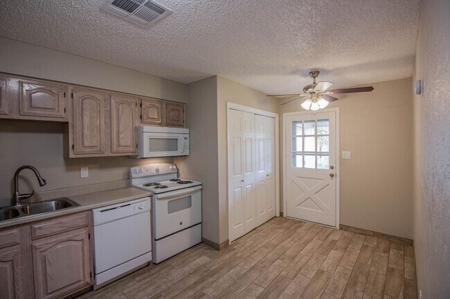 Building Photo - 203 N Scenic Dr