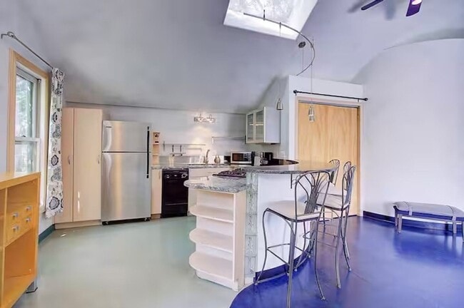 Building Photo - Unique Carriage House in Historic Congress...