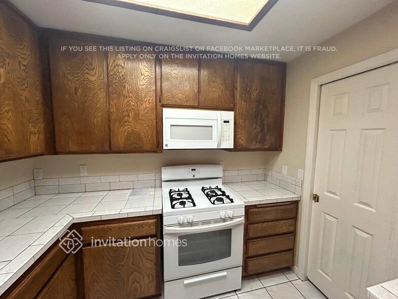 Building Photo - 4763 W Ave L8