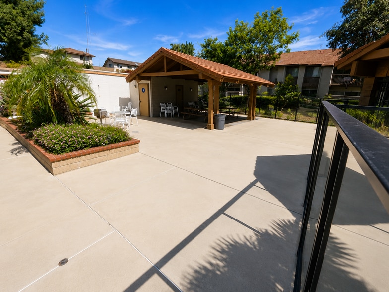 Building Photo - 901 Golden Springs Dr