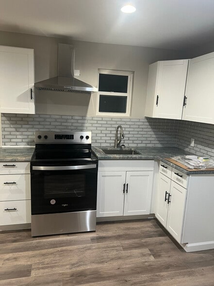 Building Photo - 301 E 7th St