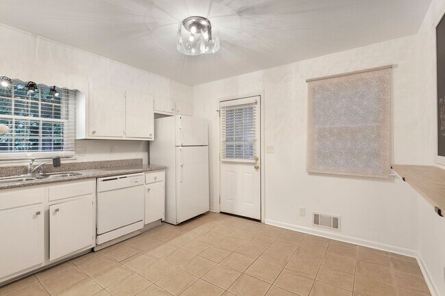 Building Photo - Spacious 3bd/2ba w/ 2 Car Garage and Large...