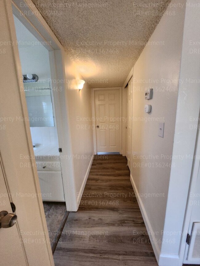 Building Photo - 3 bedroom/ 2 bathroom home located near th...
