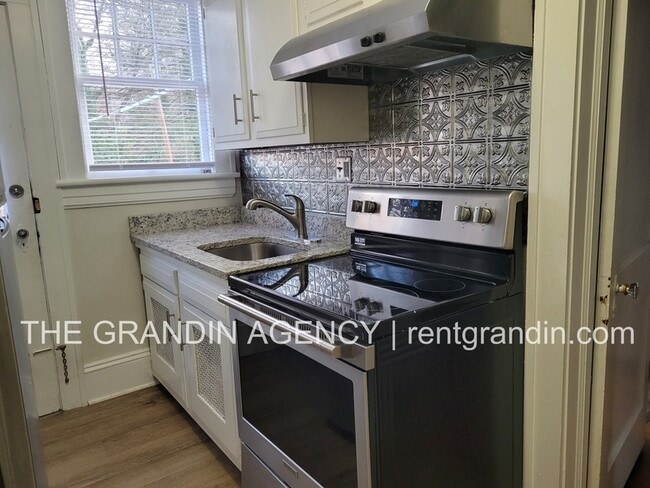 Building Photo - 2504 Longview Ave SW