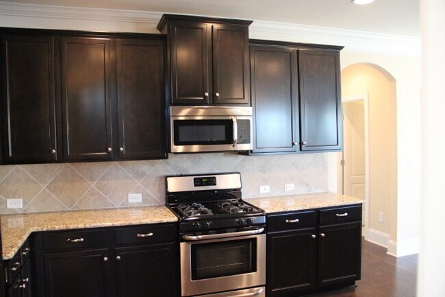 Building Photo - Beautiful move-in ready located in the Mil...