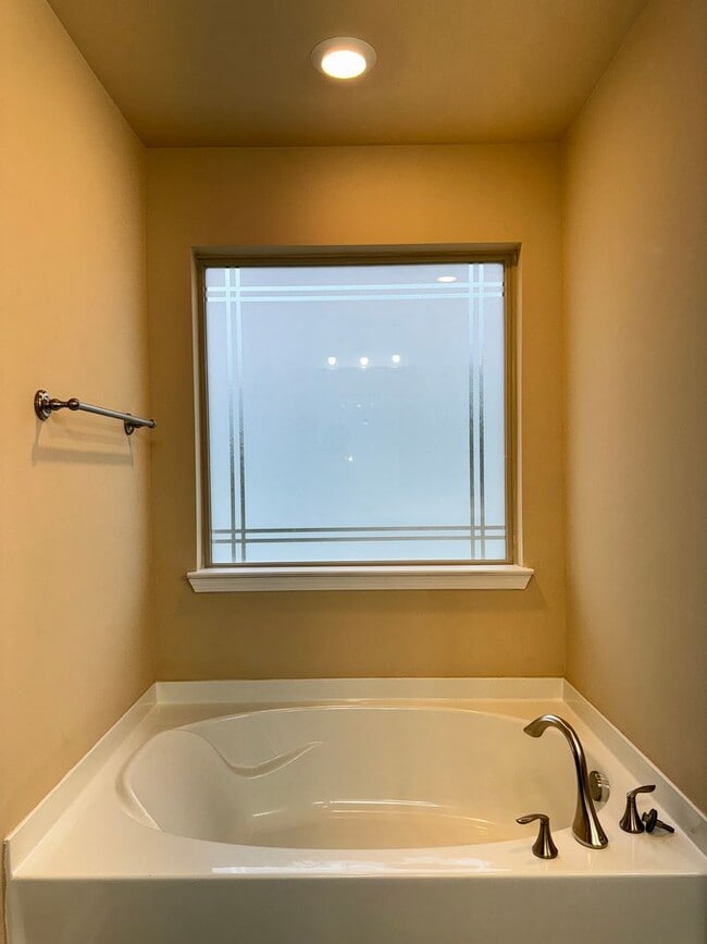 Building Photo - Almost New 4 Bed/2.5 Bath Home in Lovejoy!