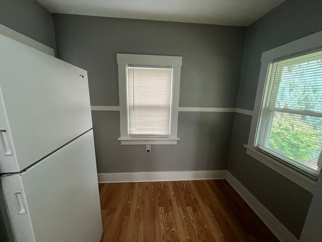 Building Photo - Huge Garage, Fenced Backyard, Laundry