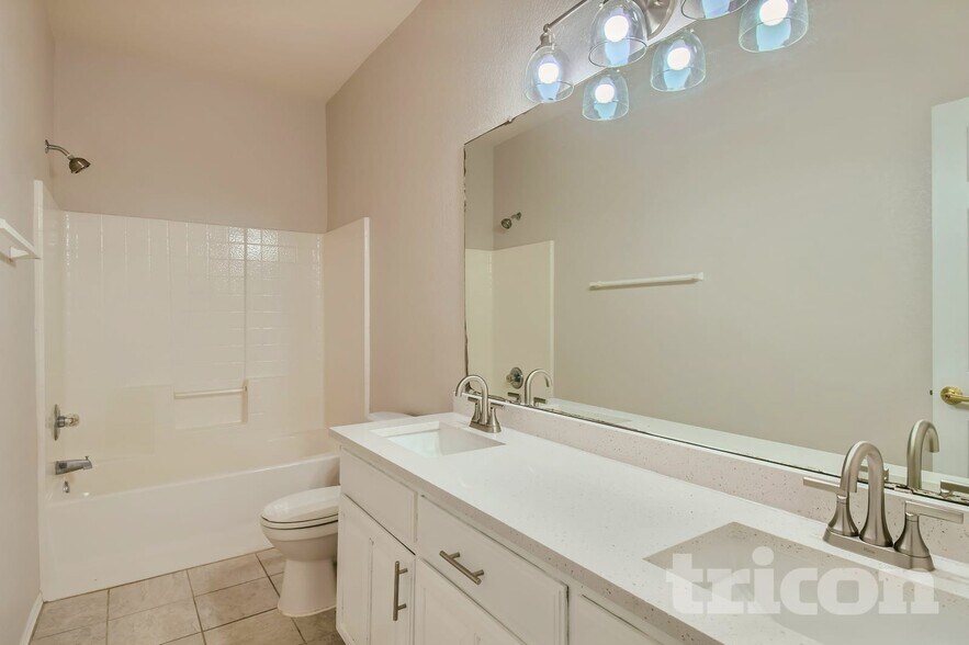 Building Photo - 7101 Crenshaw Dr