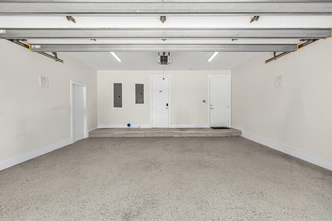 Building Photo - 4921 NE 28th Ave
