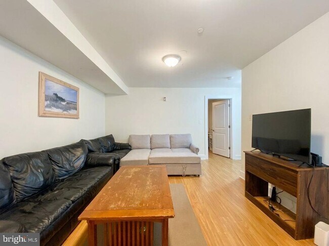 Building Photo - 1620 W Jefferson St