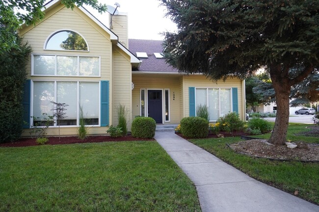 Building Photo - 1394 E Holly St