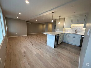 Building Photo - Water Views! On the Beach - In unit Free L...