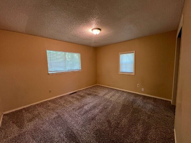 Building Photo - 3 Bedroom Duplex in Hollister