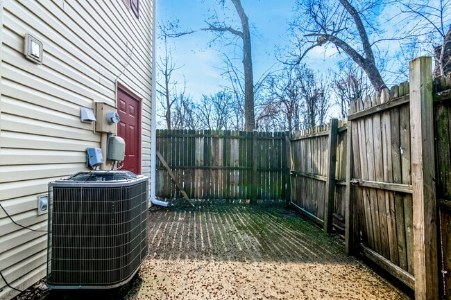 Building Photo - 611 Denton Cir