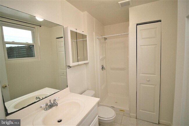 Building Photo - 118 Middle Point Ct