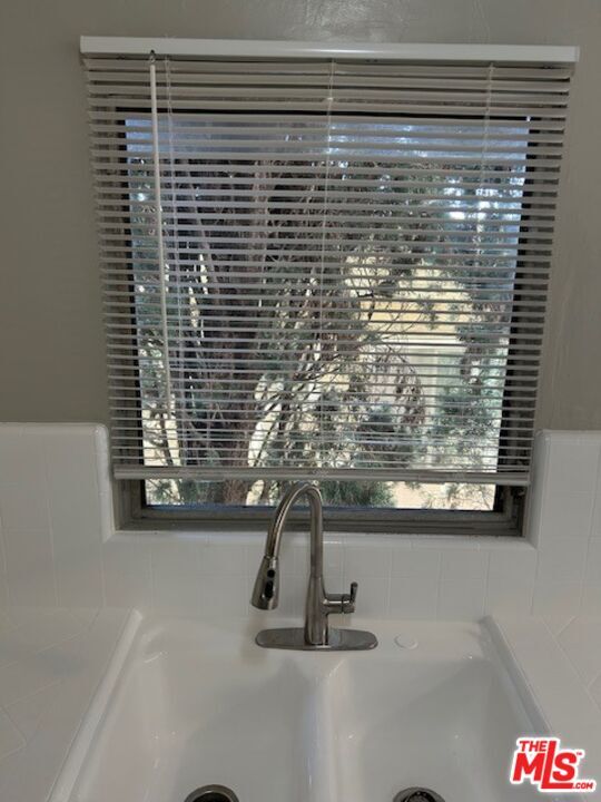 Building Photo - 1412 Barry Ave