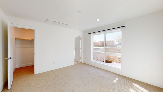 Building Photo - Beautiful Walnut Creek Townhome!