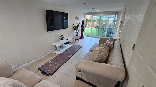 Building Photo - 436 NE 25th Ave